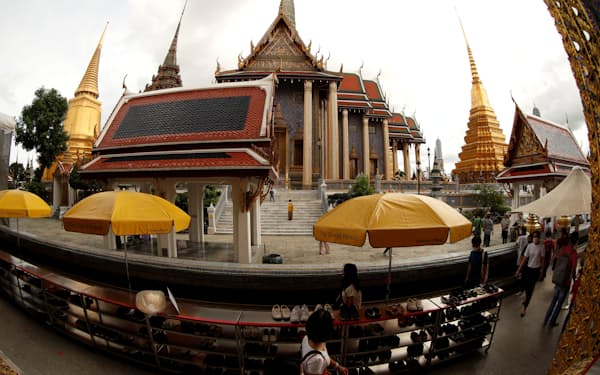 タイ・バンコクの歴史的地区に立つ王宮＝ロイター