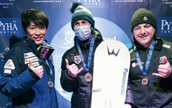 2021年12月、パラスノーボードのW杯フィンランド大会で2位に入った小栗大地（左）＝日本障害者スキー連盟提供