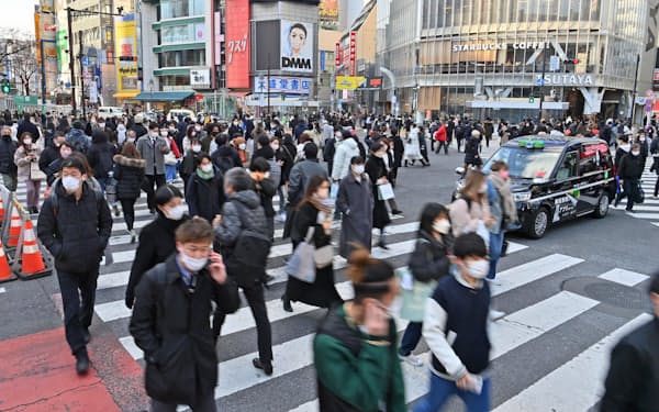 東京・渋谷のスクランブル交差点をマスク姿で歩く人たち（8日）