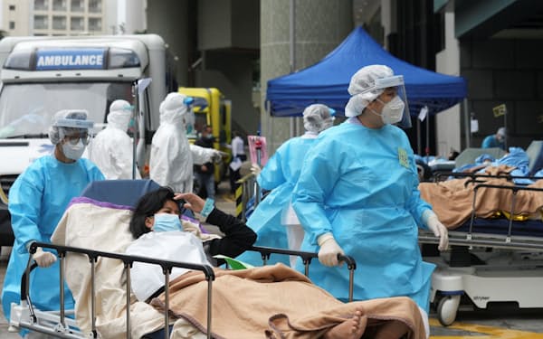 感染が急拡大する香港では病院の外にベッドが並ぶ（17日）＝ロイター