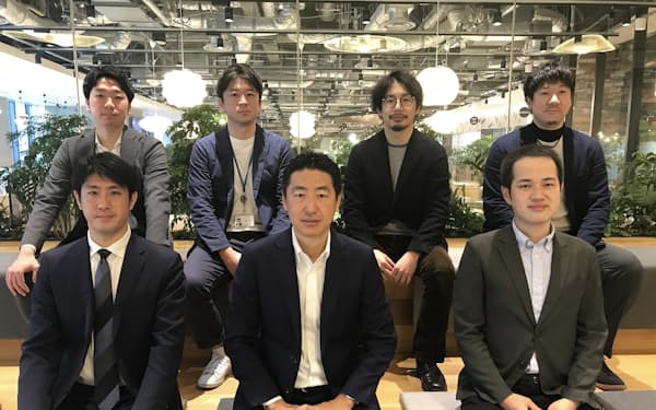 ５Ｇインフラシェア事業のメンバー。下段左から秋沢さん、長谷川さん、村松さん、上段左から中村さん、直原さん、松本さん、小笠原さん