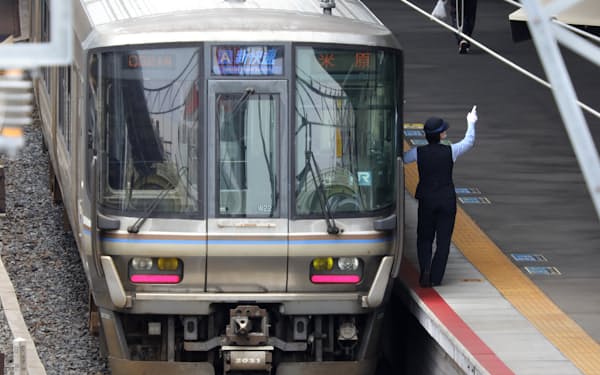 ＪＲ西日本の新快速列車と車掌