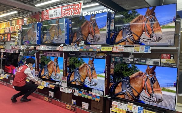 有機ELテレビと液晶テレビを比べられる売り場も増えている（東京都内の家電量販店）