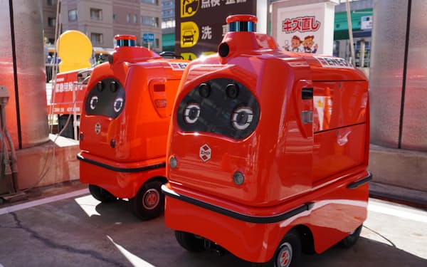 給油所で充電する宅配ロボット（東京都中央区）