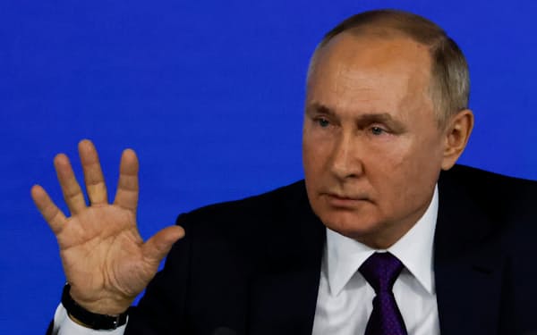 ロシアのプーチン大統領は2021年12月の年次記者会見で国内経済の回復を強調した＝ロイター