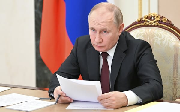 17日、モスクワでオンライン形式で経済問題の会合に出席したロシアのプーチン大統領＝AP