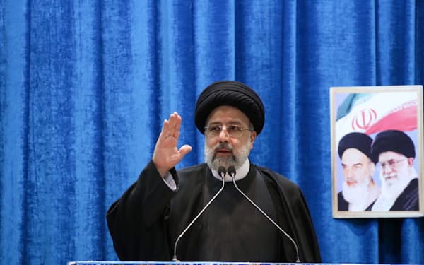イランは米制裁の解除を要求（２月11日の革命記念日に演説するライシ大統領）＝ＷＡＮＡ／ロイター