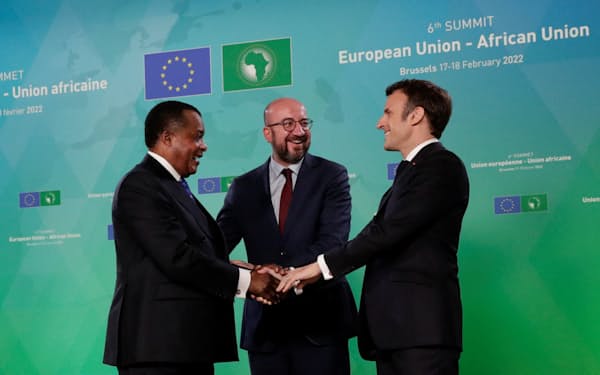 アフリカの首脳を出迎えるマクロン仏大統領㊨とミシェルＥＵ大統領㊥（17日、ブリュッセル）＝ロイター