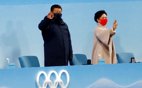 北京冬季五輪の開会式で手を振る中国の習近平国家主席㊧ら（4日、北京）＝ロイター