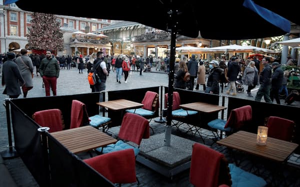 英政府は緊急融資制度の開始を急ぎ、詐欺対策をおろそかにしたと指摘されている(2021年12月、客のいないロンドンのレストラン)=ロイター