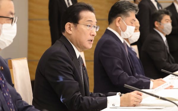 成人年齢引き下げに関する閣僚会合で発言する岸田首相（１月）