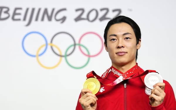 　北京冬季五輪での競技を終え、記者会見でメダルを披露する小林陵侑選手