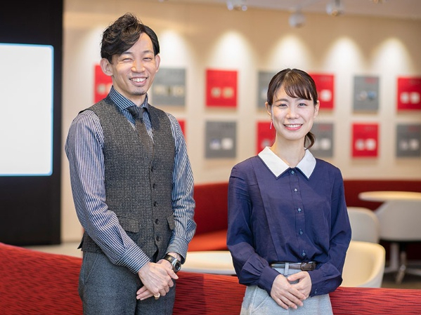 A2共同代表の村上貴之さん(左)と14年入社の中井利恵さん(右)