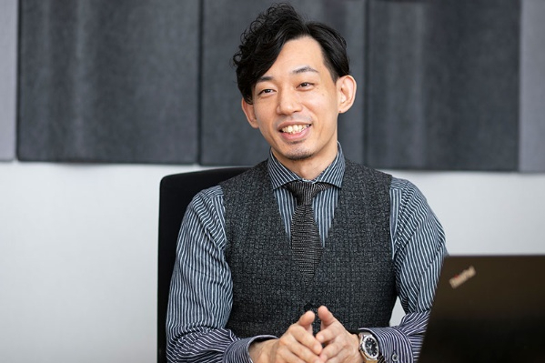 村上貴之さん。08年、アステラス製薬に入社。営業本部(MR)、開発本部を経て、現在はCFP&A部門にて新薬開発プロジェクトのポートフォリオ管理などに携わる