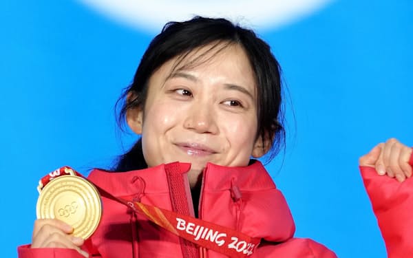 スピードスケート女子1000メートルのメダル授与式で、金メダルを手に笑顔の高木美帆（18日、北京）＝共同