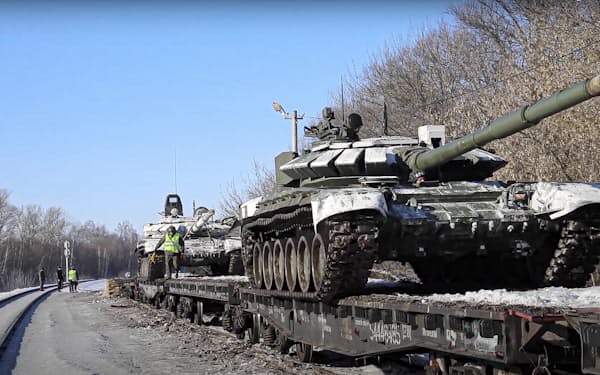 ロシアはウクライナ国境周辺から軍部隊の一部を撤収させたと主張している（ロシア国防省が配信した撤収作業の映像）＝ＡＰ