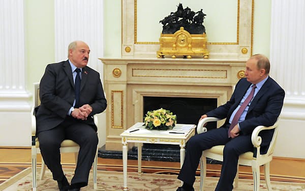 ロシアのプーチン大統領㊨は18日、モスクワでベラルーシのルカシェンコ大統領と会談し、ウクライナ情勢を協議した＝ＡＰ