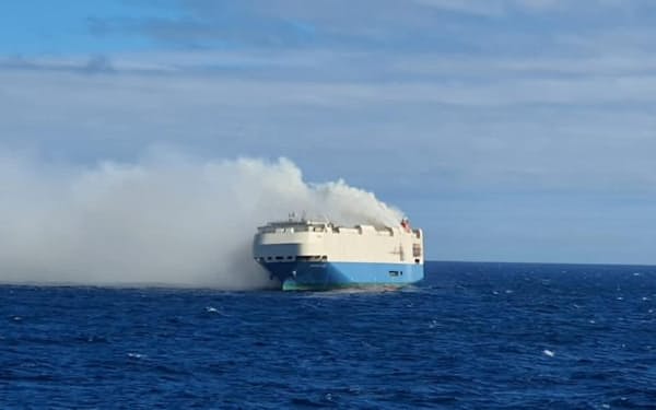 大西洋上で出火した自動車運搬船は漂流している（17日、ポルトガル海軍撮影）=ロイター