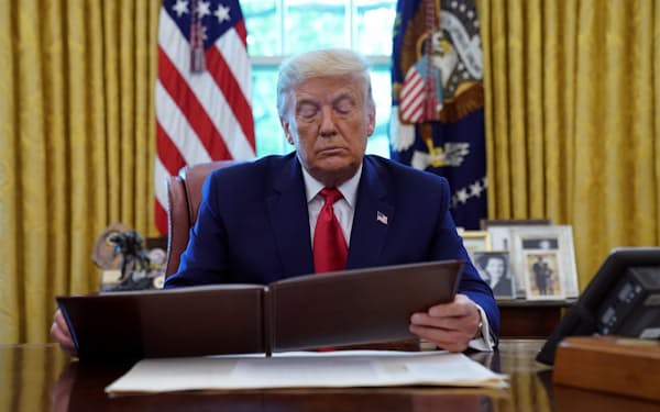 トランプ氏は、公文書をたびたび破っていたと報じられている=ロイター