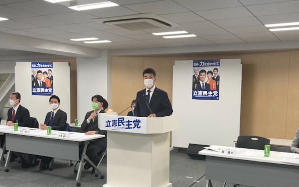 あいさつする立憲民主党の泉健太代表（19日、党本部）