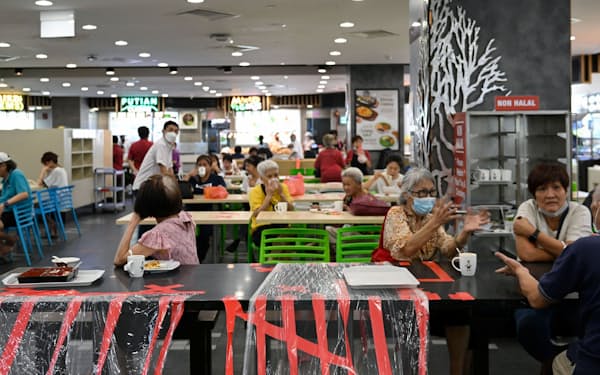 新型コロナの変異型「オミクロン型」が広がっている(17日、シンガポールの食堂)＝ロイター
