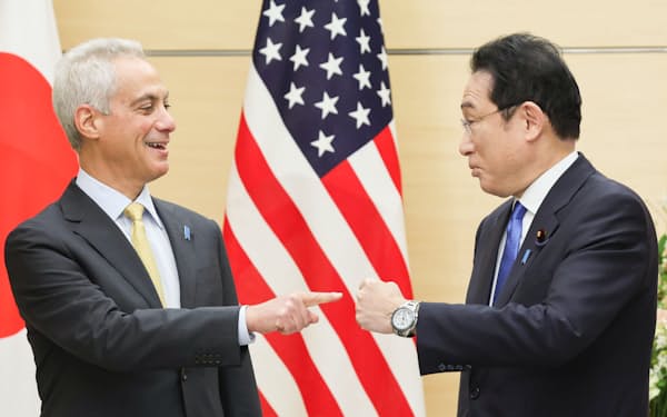 エマニュエル氏㊧と岸田首相(4日、首相官邸)