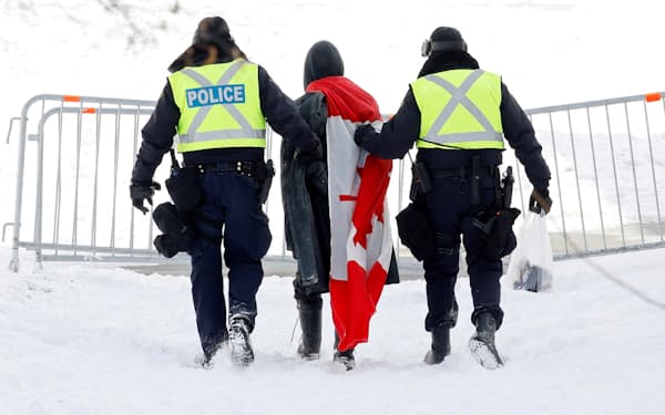カナダ警察当局は1月下旬から首都オタワ中心部を占拠していたデモ隊の排除に乗り出した＝ロイター