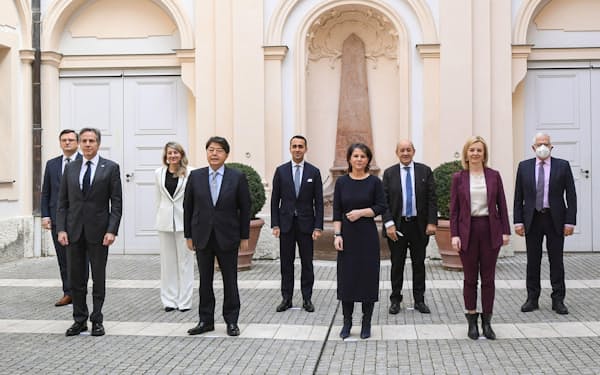 19日、G7緊急外相会合に参加した林外相（前列左から2人目）ら（ドイツ・ミュンヘン）＝ロイター