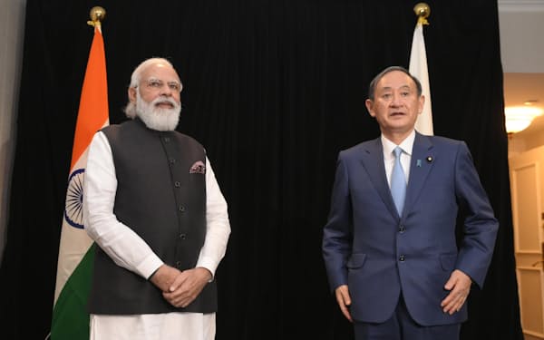 菅義偉前首相（右）は2021年9月にインドのモディ首相と会談した（共同）