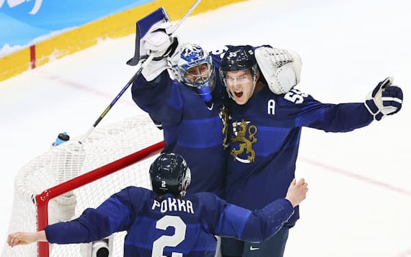 ROCを破って金メダルを獲得し、抱き合って喜ぶフィンランドのGKセテリ（奥左）ら＝ゲッティ共同