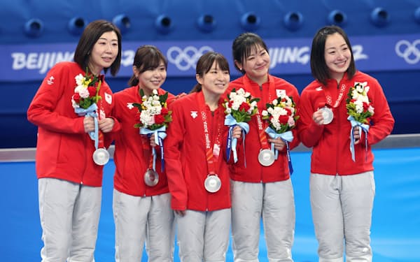銀メダルを獲得したカーリング女子日本代表のロコ・ソラーレ＝上間孝司撮影