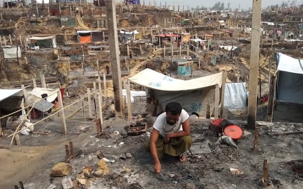 難民キャンプでは火災も相次いでいる（2021年3月、バングラ  デシュ南東部コックスバザール）＝ロイター