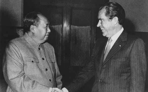 毛沢東主席と握手するニクソン米大統領（１９７２年２月２１日）＝ＡＰ