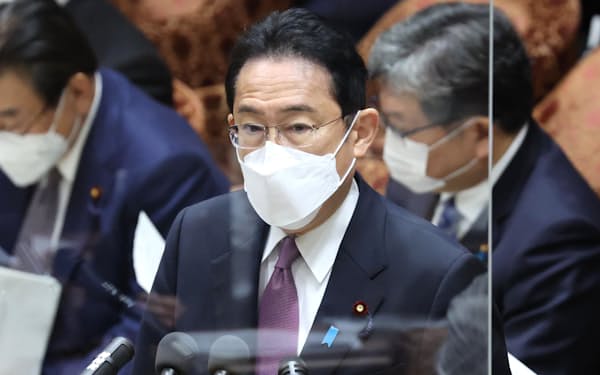 衆院予算委で答弁する岸田首相(21日午前)
