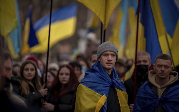 ウクライナを巡る緊張は日増しに高まっている（20日、ウクライナ南部のオデッサでロシアに抗議する人々）＝ＡＰ