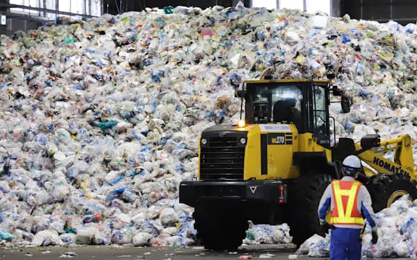 資源とごみに選別する施設に運び込まれたプラスチックごみ(名古屋市港区)