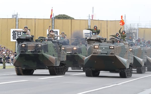 観閲式で走行する自衛隊の車両(陸上自衛隊朝霞訓練場)