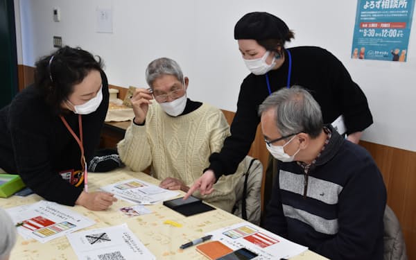 大阪府豊能町では高齢者  向けにスマートフォンの使い方が学べる講座を開いている（2月17日）