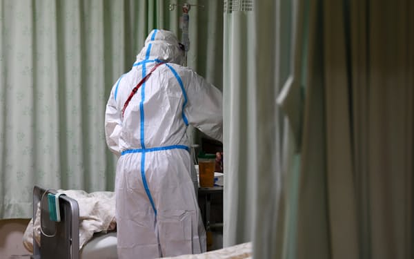 新型コロナウイルスに感染した患者のケアをする看護師（9日、大阪府守口市）