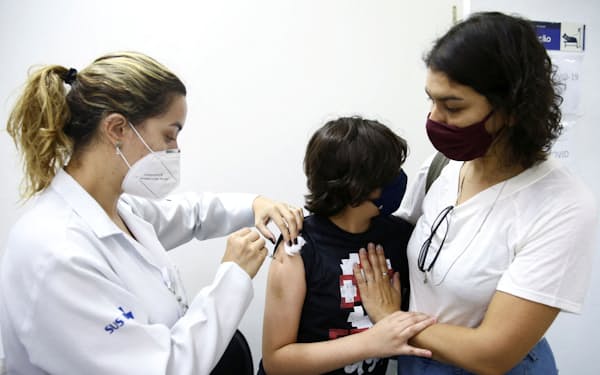 A child receives a dose of the Pfizer-BioNTech coronavirus disease (COVID-19) paediatric vaccine in Sao Paulo, Brazil, January 17, 2022. REUTERS/Carla Carniel REFILE - CORRECTING YEAR