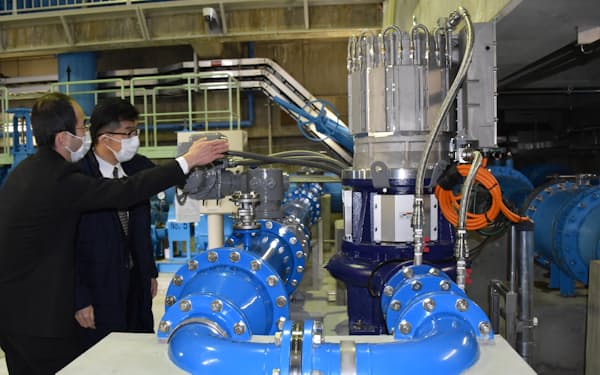 ダイキン子会社は福島市などと連携して小水力発電事業に取り組む。右奥が発電設備