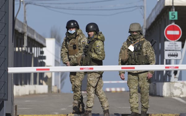 21日、ウクライナ東部で警戒にあたる同国の国境警備隊＝ＡＰ