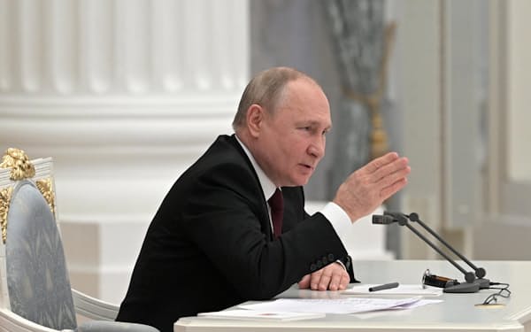 　21日、モスクワで安全保障会議を開くロシアのプーチン大統領＝ロイター