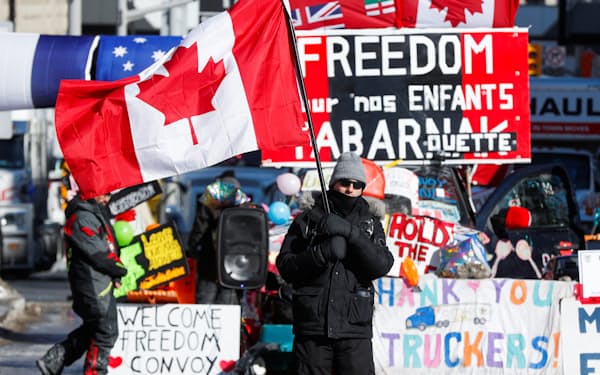 2月14日、カナダ・オタワでワクチンの義務化などに抗議する人々＝ロイター