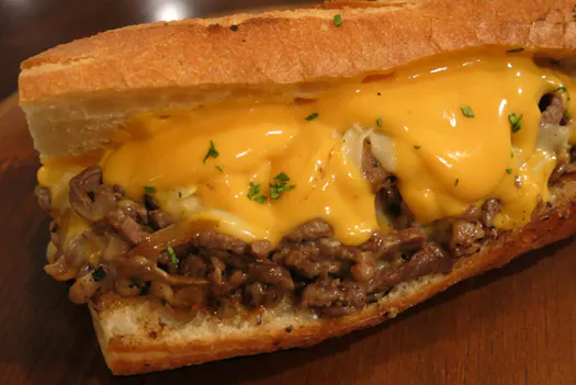 米フィラデルフィアのチーズステーキが看板 肉汁とチーズあふれ出す 豪快アメリカ Nikkei Style 米フィラデルフィアのチーズステーキが看板 肉汁とチーズあふれ出す 豪快アメリカ Nikkei Style