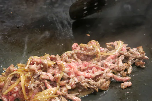 米フィラデルフィアのチーズステーキが看板 肉汁とチーズあふれ出す 豪快アメリカ Nikkei Style 米フィラデルフィアのチーズステーキが看板 肉汁とチーズあふれ出す 豪快アメリカ Nikkei Style