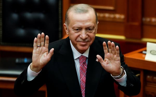 トルコのエルドアン大統領は、定石とは異なるやり法で経済運営に臨む＝ロイター