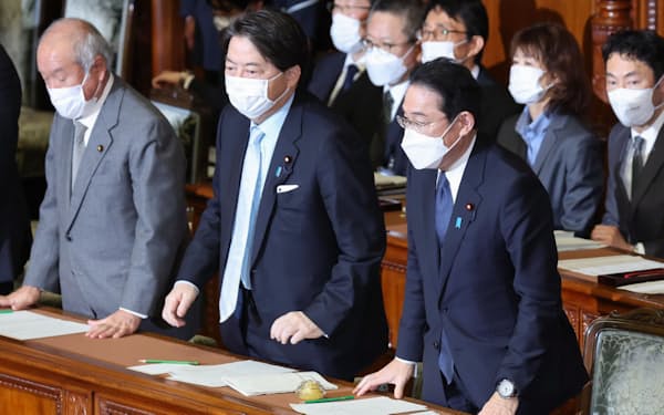 衆院本会議で22年度予算案が可決され、一礼する岸田首相ら(22日)