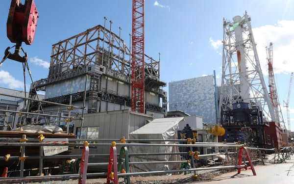 廃炉作業が続く福島第１原発の１号機（左）と2号機（2月9日、福島県大熊町）