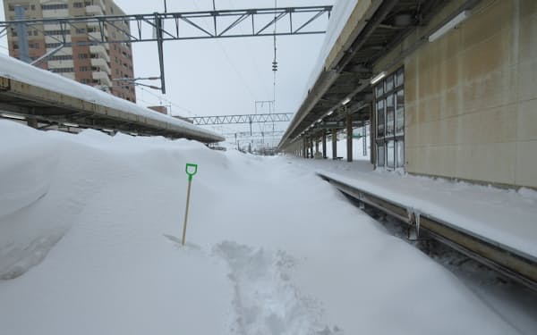 暴風雪の影響で除雪作業が滞っている(22日、北広島駅)=JR北海道提供